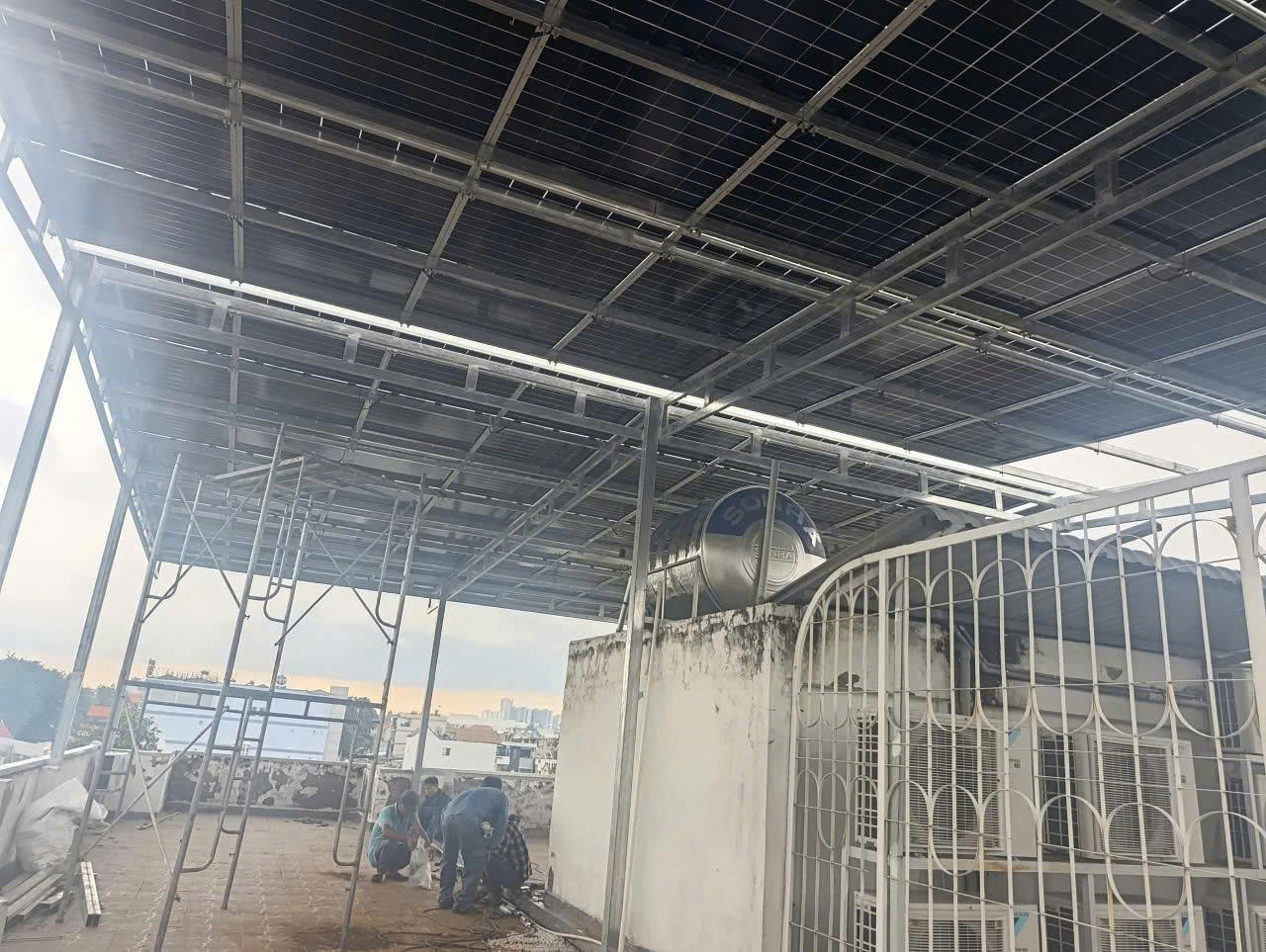 SolarSun khảo sát và tư vấn giải pháp điện mặt trời áp mái cho khách hàng.